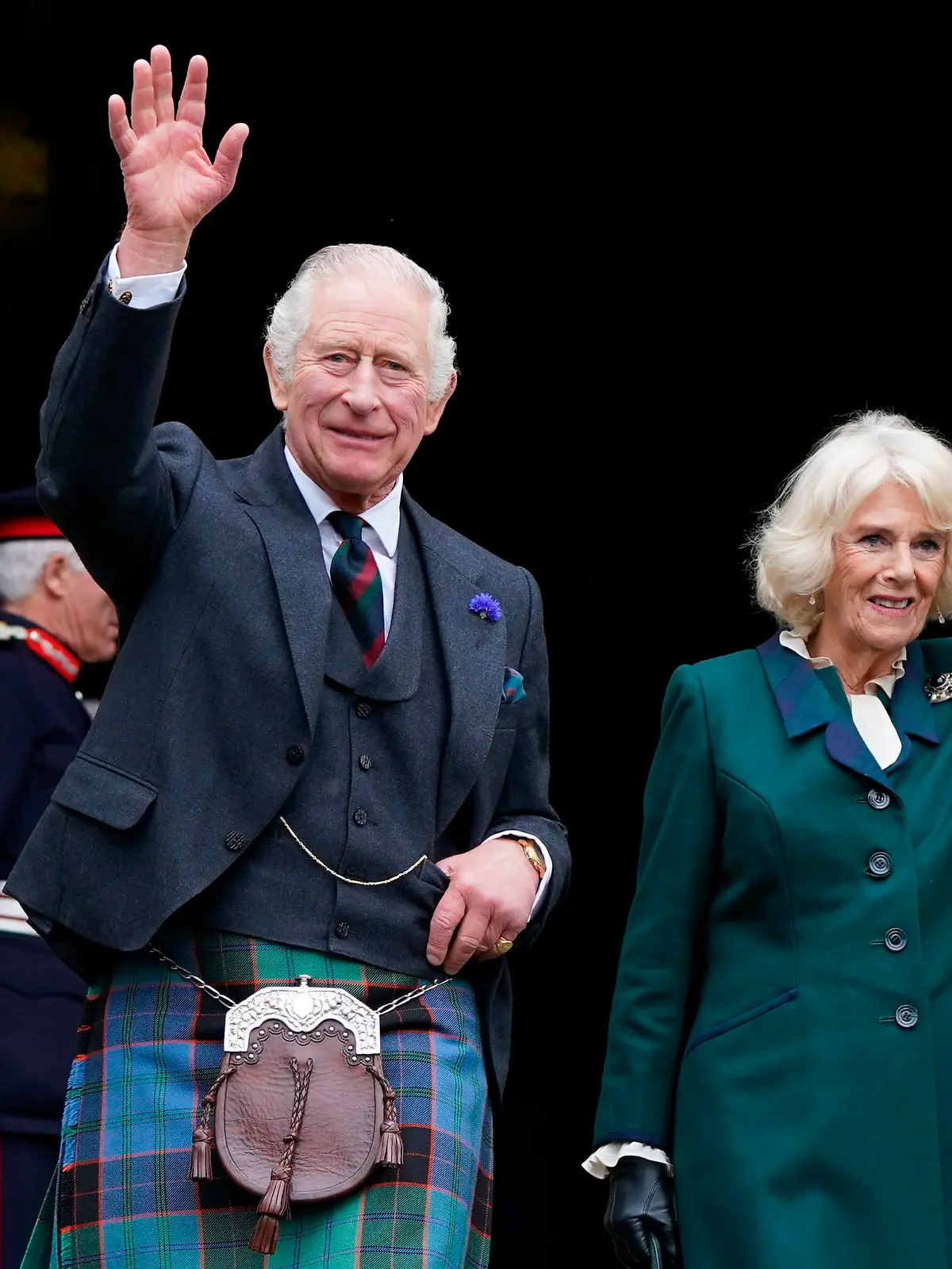ARCHIV - 03.10.2022, Großbritannien, Dunfermline: König Charles III. von Großbritannien und Königsgemahlin Camilla winken beim Verlassen der Abbey von Dunfermline. Am 31. März wird das Königspaar Hamburg besuchen. (zu dpa: «Große Ehre für die Stadt» - Charles und Camilla zu Besuch in Hamburg) Foto: Andrew Milligan/PA/AP/dpa +++ dpa-Bildfunk +++