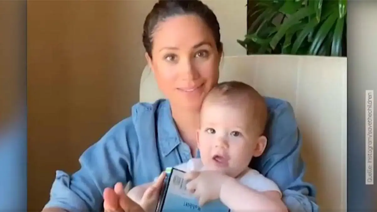 Mama Meghan liest ihrem Sohnemann vor Happy Birthday, Baby Sussex!