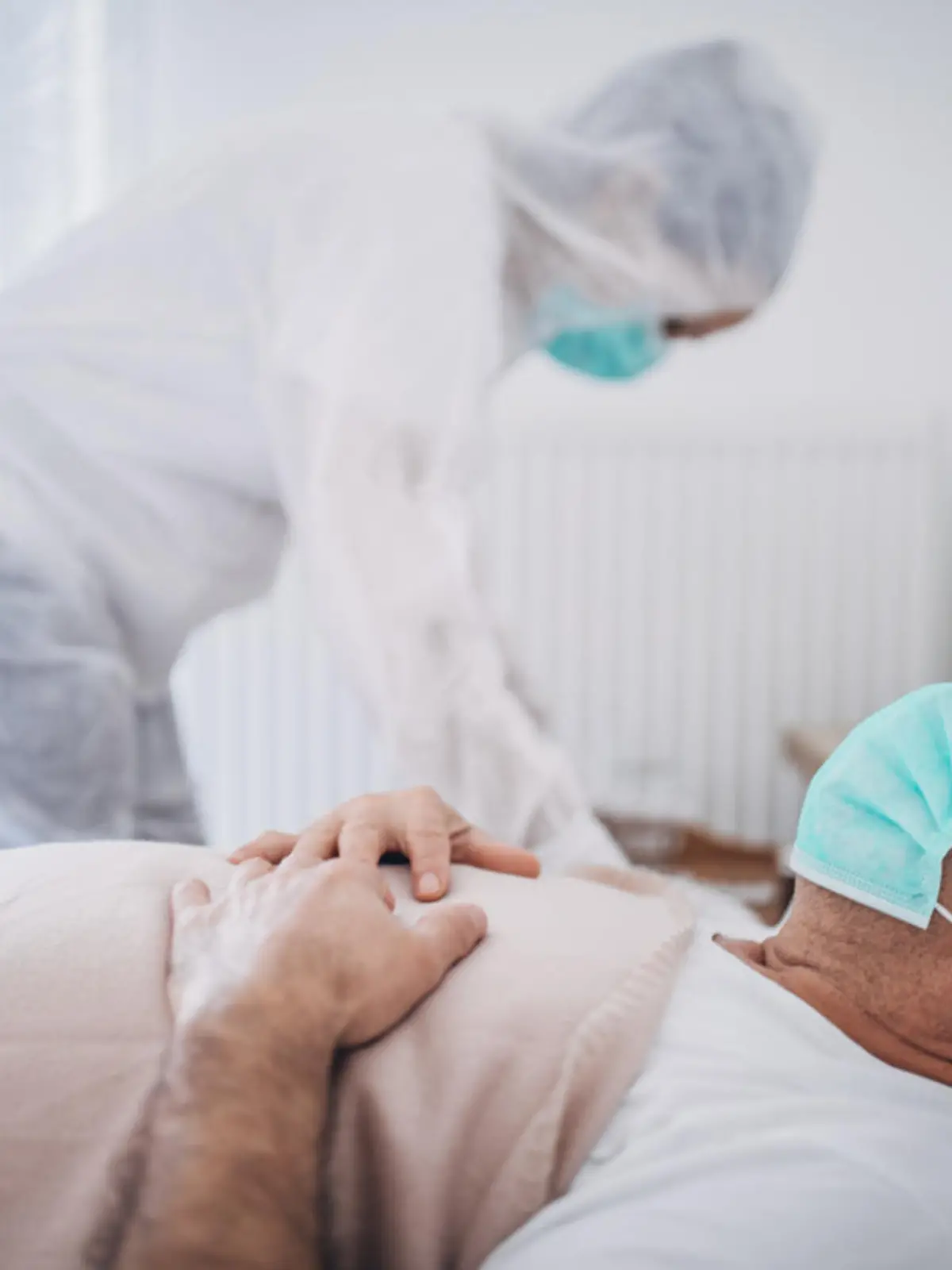 Männlicher Corona-Patient im Krankenhaus