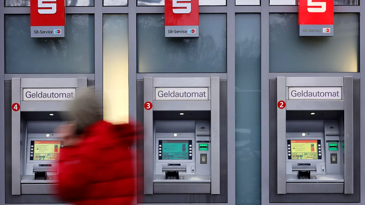Geldautomaten einer Sparkasse stehen in der Kölner Innenstadt. Die Sparkasse hat jüngst Geldautomaten an zwölf Standorten vom Netz genommen. Hintergrund ist die gestiegene Gefahr für Anwohner durch Geldautomaten-Sprengungen. (Themenbild, Symbolbild) Köln, 21.02.2022