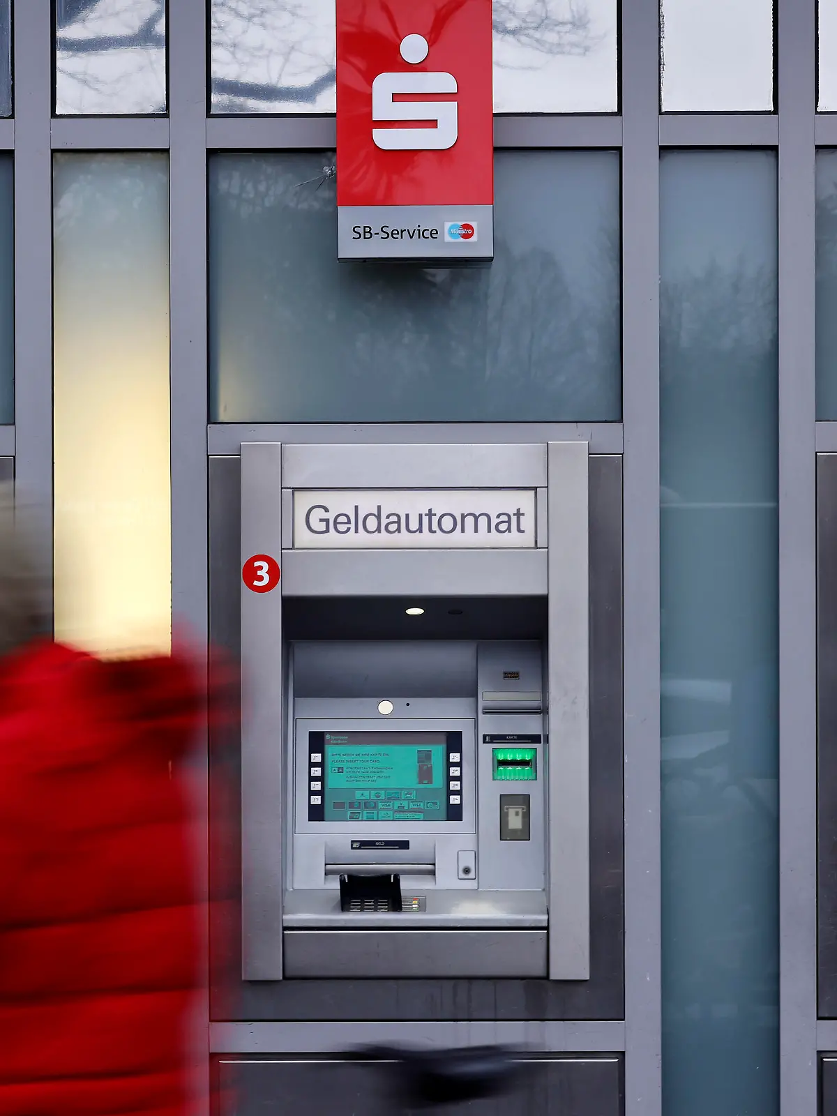 Geldautomaten einer Sparkasse stehen in der Kölner Innenstadt. Die Sparkasse hat jüngst Geldautomaten an zwölf Standorten vom Netz genommen. Hintergrund ist die gestiegene Gefahr für Anwohner durch Geldautomaten-Sprengungen. (Themenbild, Symbolbild) Köln, 21.02.2022