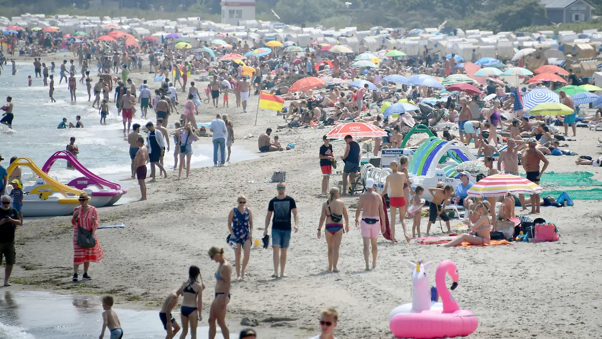 26.06.2020, Schleswig-Holstein, Timmendorfer Strand: Besucher bevölkern den Strand der Ostsee. Die Strände sind bei sommerlichem Wetter sehr gut gefüllt. Foto: Carsten Rehder/dpa - ACHTUNG: Verwendung nur im vollen Format +++ dpa-Bildfunk +++