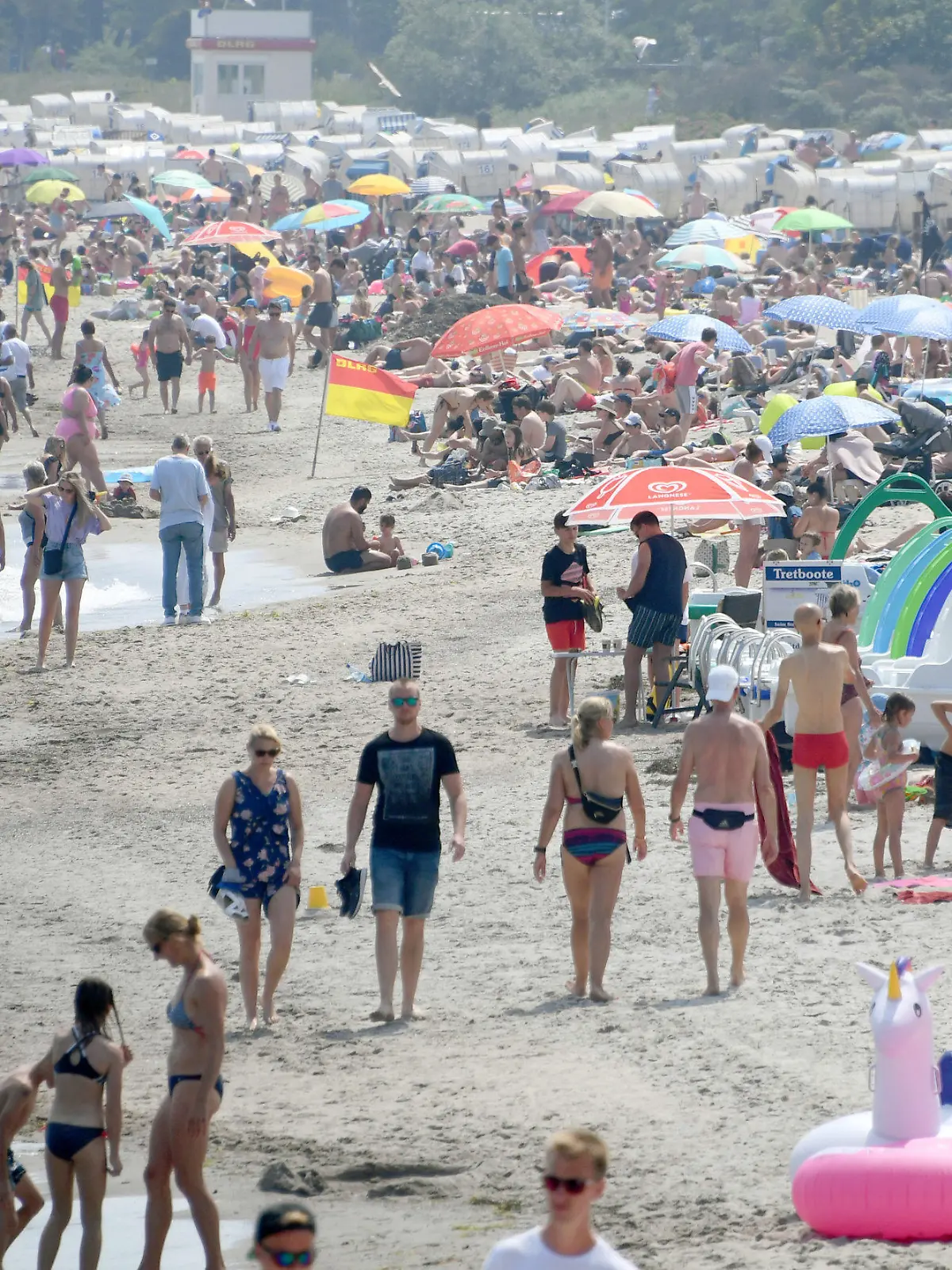 26.06.2020, Schleswig-Holstein, Timmendorfer Strand: Besucher bevölkern den Strand der Ostsee. Die Strände sind bei sommerlichem Wetter sehr gut gefüllt. Foto: Carsten Rehder/dpa - ACHTUNG: Verwendung nur im vollen Format +++ dpa-Bildfunk +++