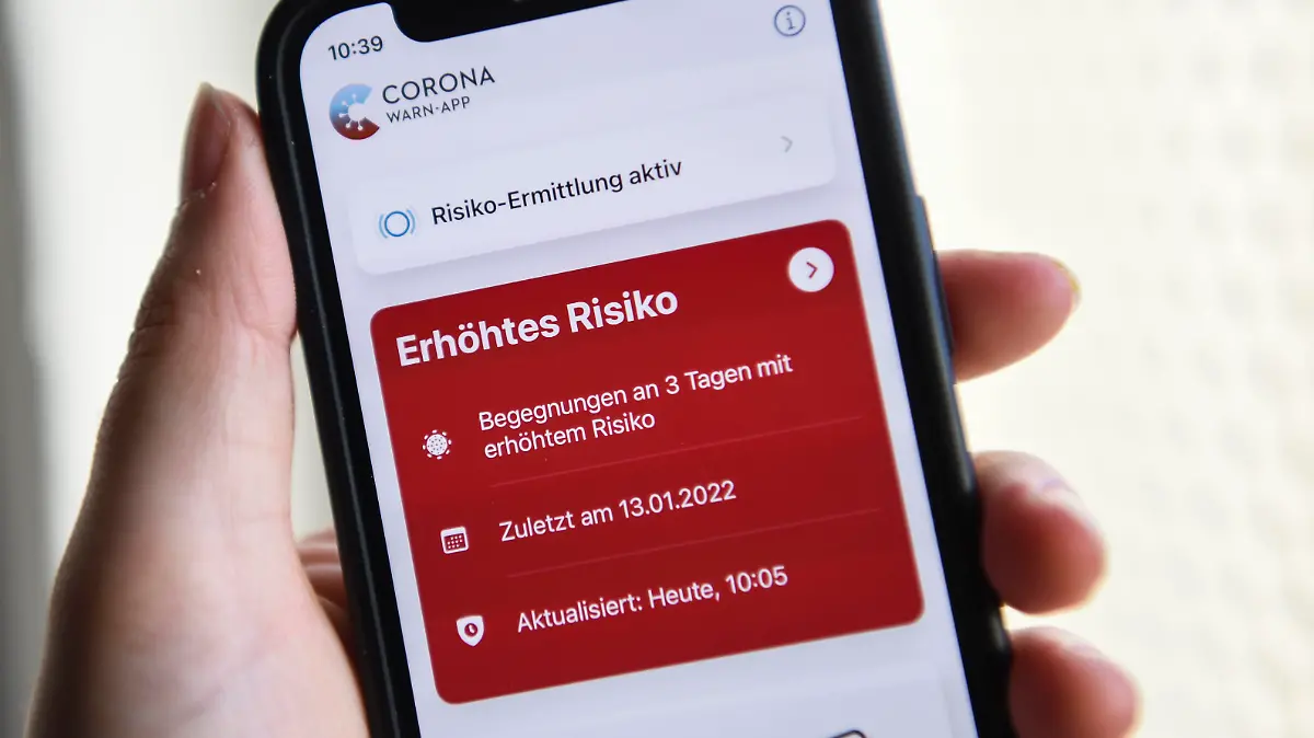 ARCHIV - 19.01.2022, Berlin: Auf einem Smartphone zeigt die geöffnete Corona-Warn-App ein erhöhtes Risiko an. Die rote Anzeige warnt vor drei Begegnungen mit Corona-positiv getesteten Personen. (zu pda "Corona-Warnapp soll Anfang Juni in «Schlafmodus» gehen") Foto: Kira Hofmann/dpa +++ dpa-Bildfunk +++