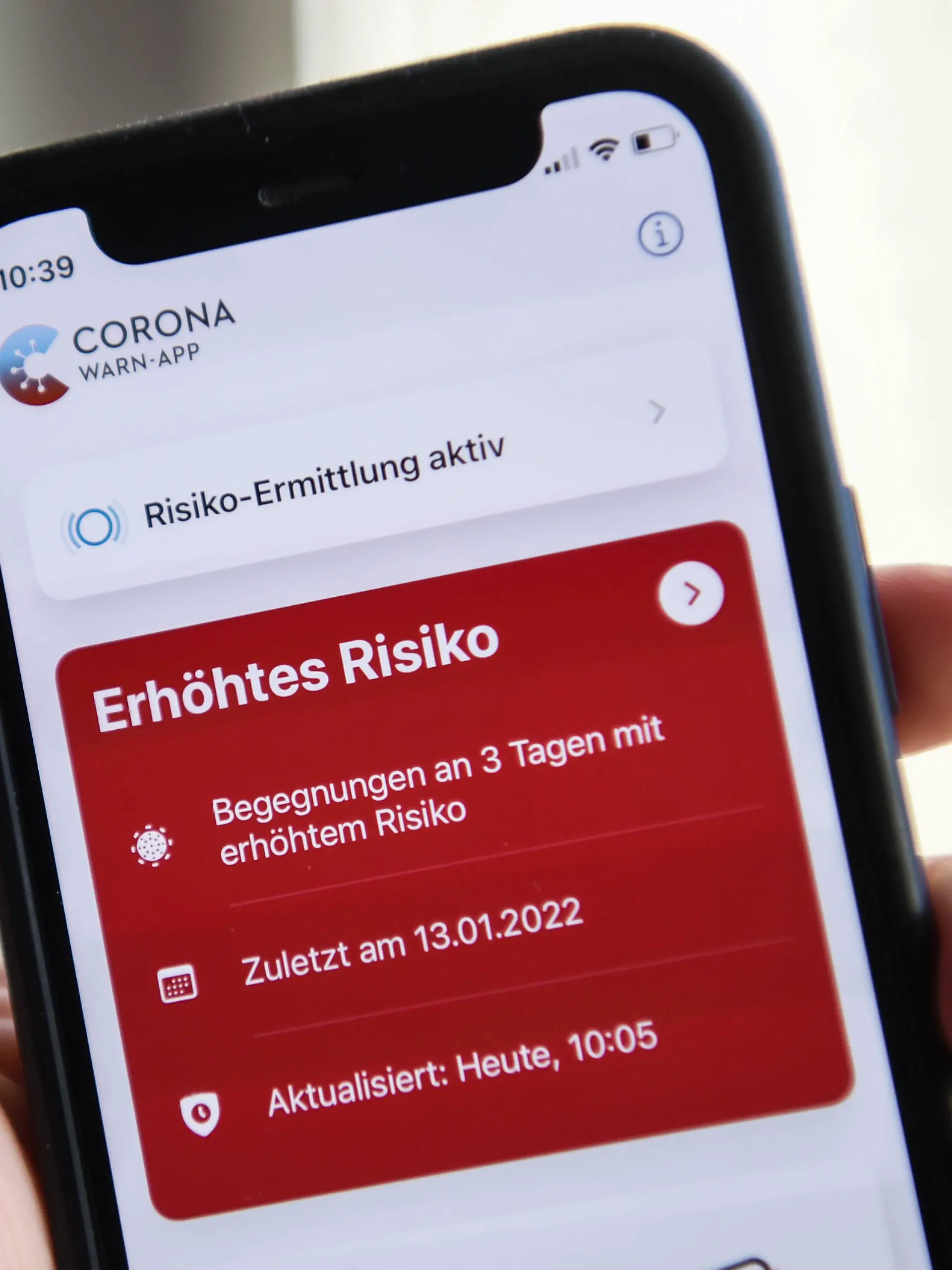 ARCHIV - 19.01.2022, Berlin: Auf einem Smartphone zeigt die geöffnete Corona-Warn-App ein erhöhtes Risiko an. Die rote Anzeige warnt vor drei Begegnungen mit Corona-positiv getesteten Personen. (zu pda "Corona-Warnapp soll Anfang Juni in «Schlafmodus» gehen") Foto: Kira Hofmann/dpa +++ dpa-Bildfunk +++