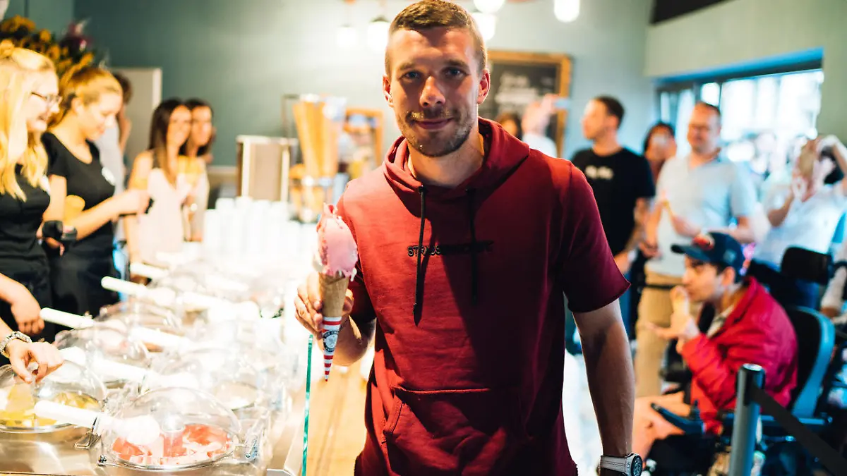 Lukas Podolski, hier 2017 bei der Eröffnung einer seiner Eisdiele in Köln. Ein Geschäft des Kickers am Kölner Heumarkt wurde von zwei Männern angegriffen.
