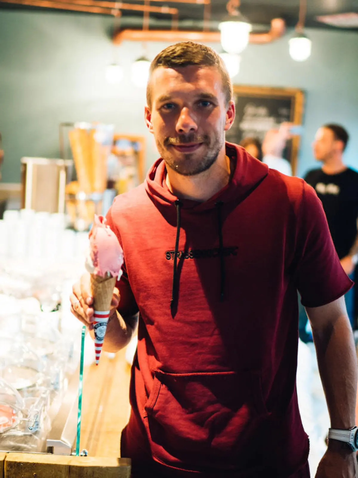 Lukas Podolski, hier 2017 bei der Eröffnung einer seiner Eisdiele in Köln. Ein Geschäft des Kickers am Kölner Heumarkt wurde von zwei Männern angegriffen.
