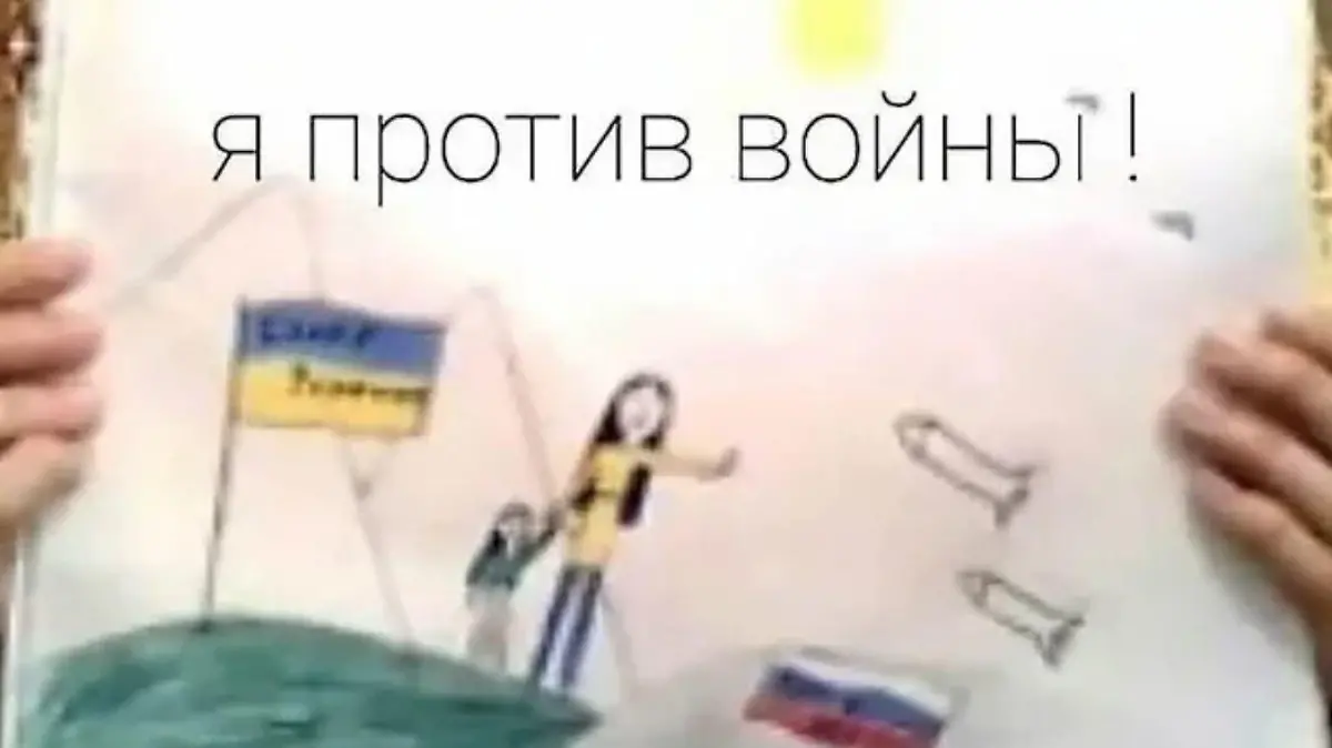 Weil Mascha dieses Anti-Kriegs-Bild malte, wurde ihr Vater in Russland festgenommen.