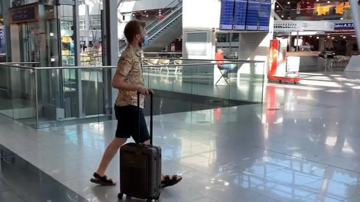 Reporter macht Hygienetest im Flieger Abstand, Luftaustausch und Hygiene