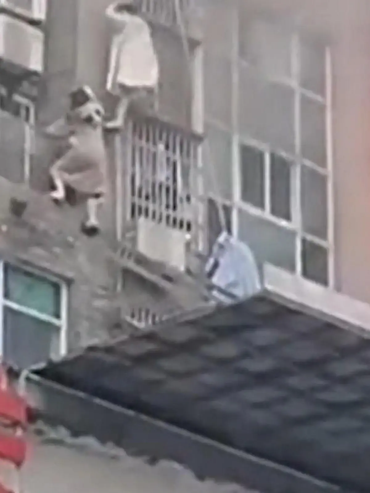 In China steht ein Hochhaus in Flammen und droht niederzubrennen. Doch zwei Frauen wagen den gefährlichen Kampf gegen das Feuer. Zum Glück lässt ihr Schutzengel nicht lange auf sich warten.