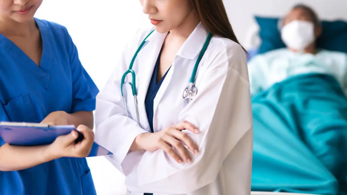 Doctor discussing diagnosis in hospital room with patient rest on Hospital bed Wait for the doctor to diagnose. Medicine and health care concept. (Doctor discussing diagnosis in hospital room with patient rest on Hospital bed Wait for the doctor to d