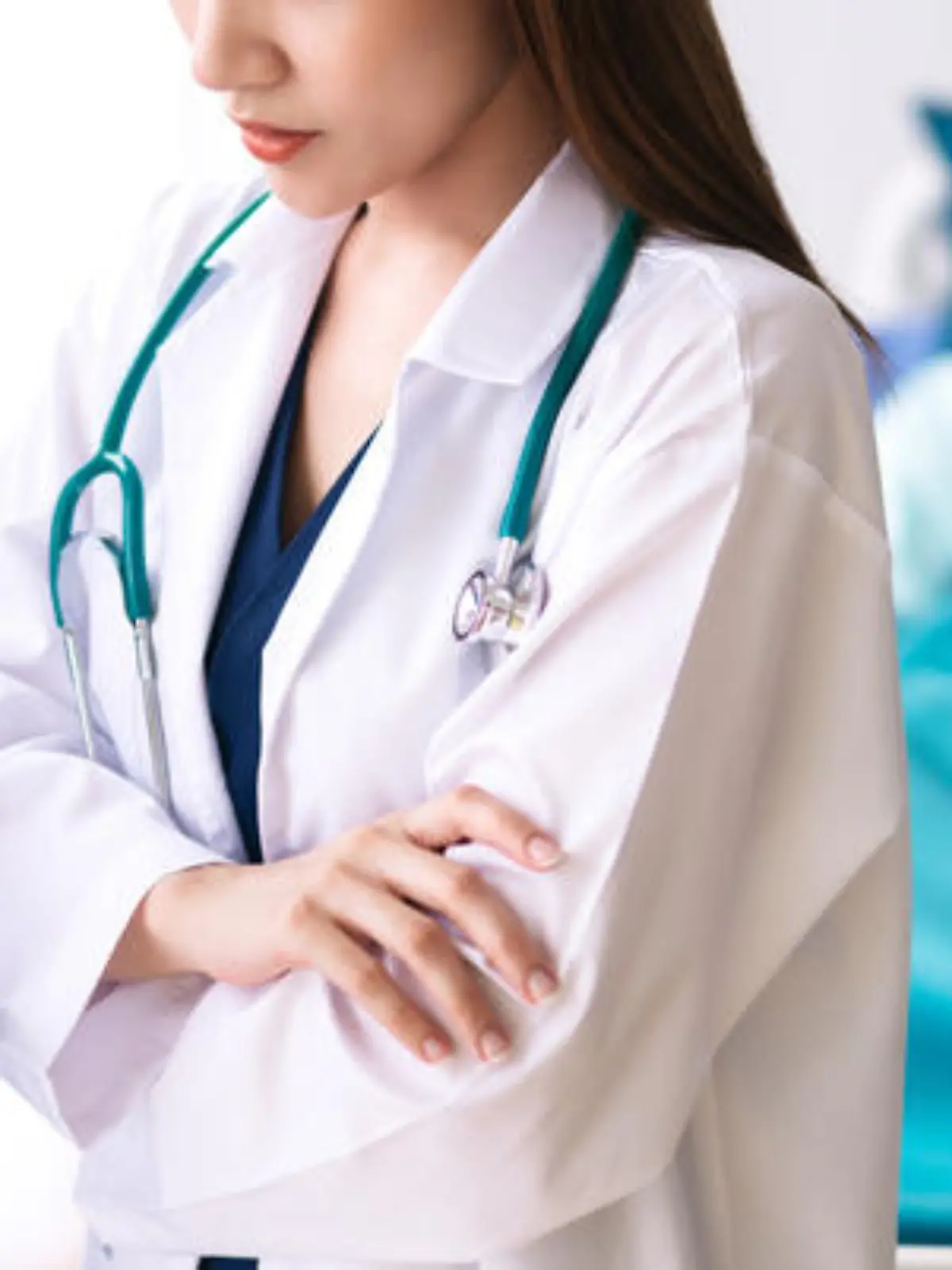 Doctor discussing diagnosis in hospital room with patient rest on Hospital bed Wait for the doctor to diagnose. Medicine and health care concept. (Doctor discussing diagnosis in hospital room with patient rest on Hospital bed Wait for the doctor to d