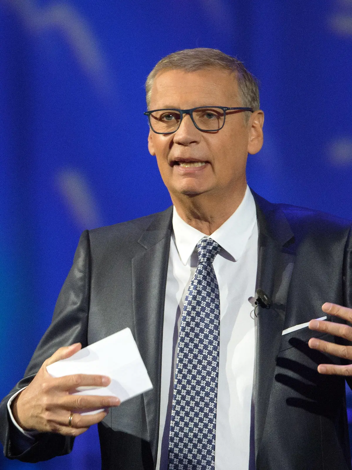 ARCHIV - 03.10.2020, Brandenburg, Potsdam: Günther Jauch moderiert in der Metropolis-Halle beim Festakt zum 30. Jahrestag der Deutschen Einheit eine Talkrunde. (zu dpa «Mit Corona infizierter TV-Star Günther Jauch weiter in Quarantäne») Foto: Soeren Stache/dpa-Zentralbild/dpa +++ dpa-Bildfunk +++