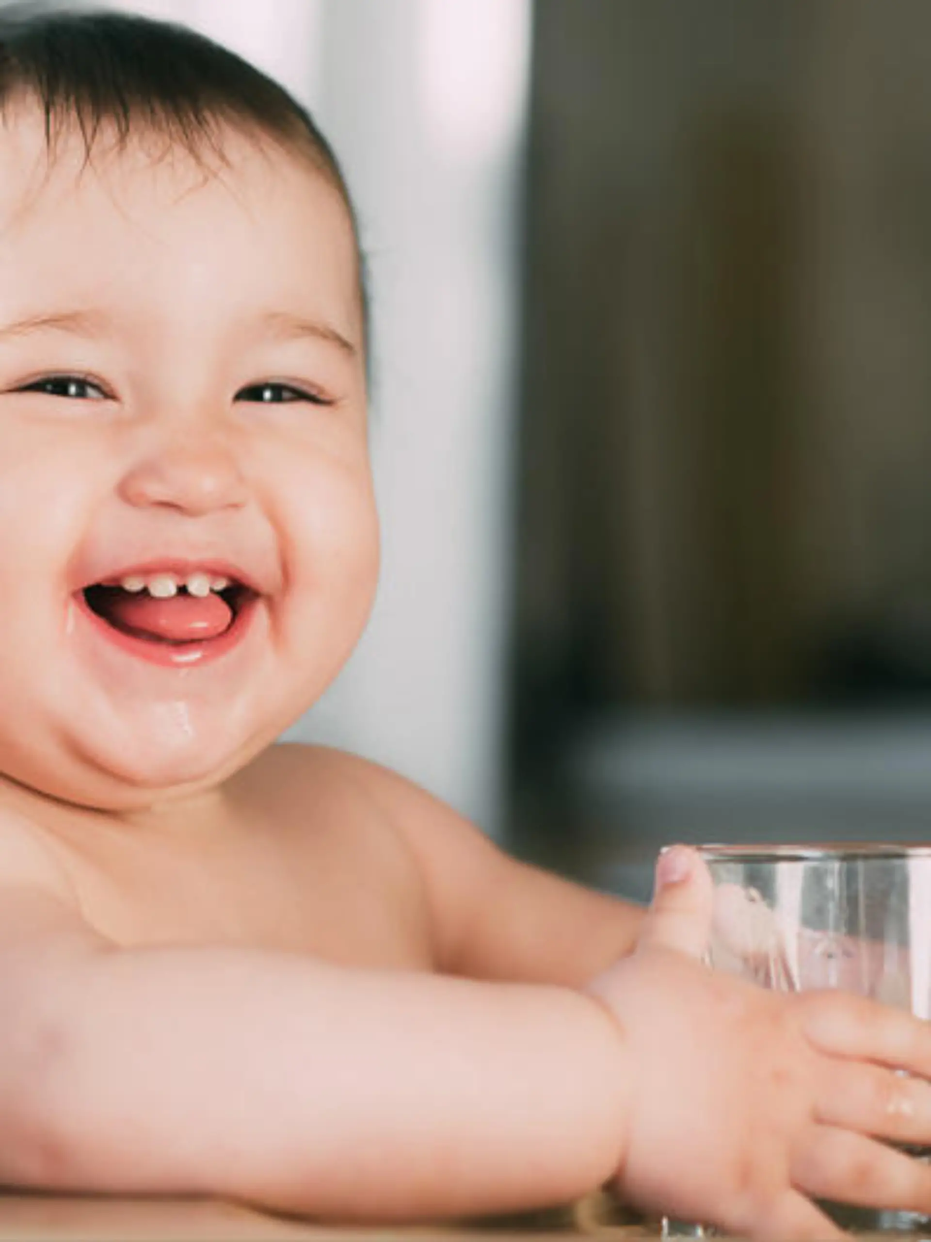 Wenn das Baby lernt, aus dem Becher zu trinken, bleibt kein Lätzchen trocken. Aber keine Sorge - Übung macht den Meister.