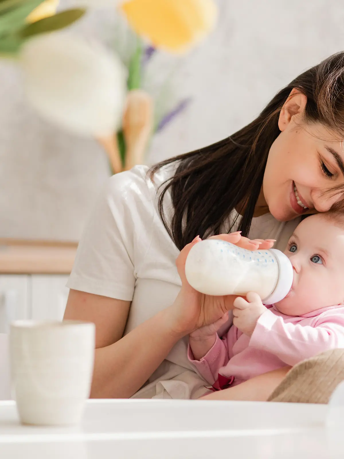 Baby trinkt Babymilch aus dem Fläschchen