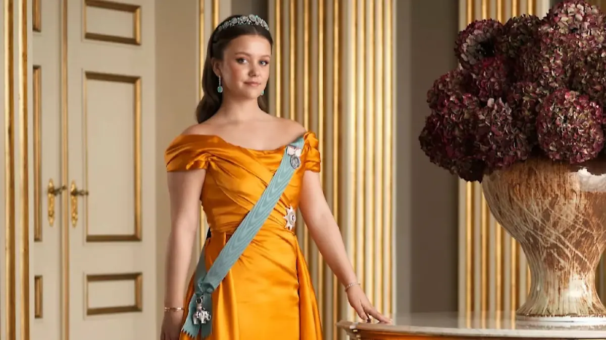 Im Rittersaal von Schloss Frederik VIII. präsentiert sich Prinzessin Isabella mit Tiara und Orden.