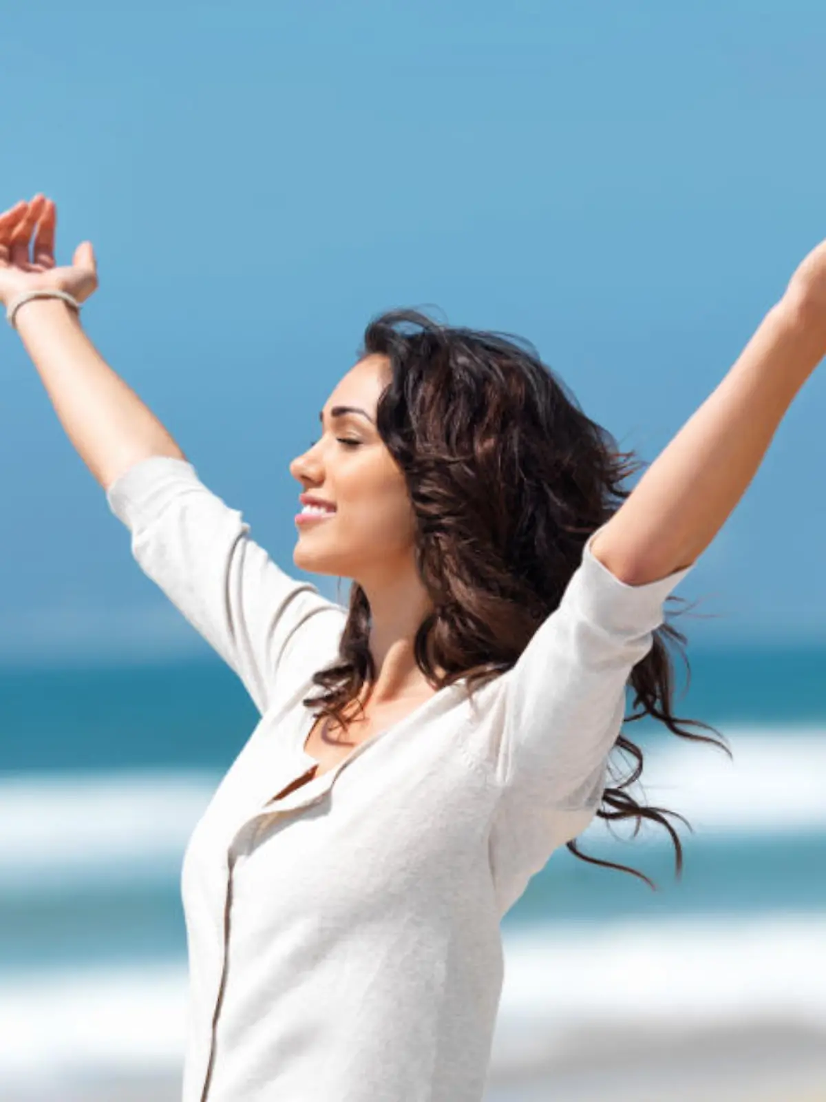 iStock 000006244050Small frau strand sommer genieen lachen meer glck glcklich single urlaub