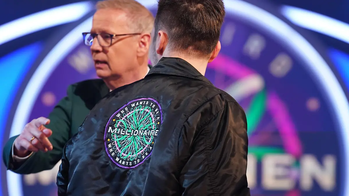 Achtung Sperrfrist für alle Medien 23.04.2025 I 23:45 Uhr
Arman Hodzic (l.) und Günther Jauch
+++ Die Verwendung des sendungsbezogenen Materials ist nur mit dem Hinweis und Verlinkung auf RTL+ gestattet. +++