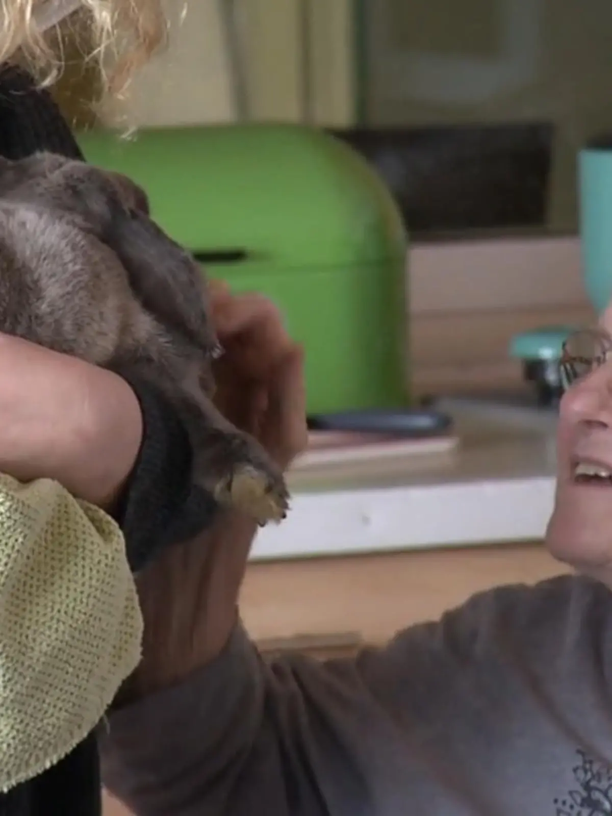 „Tiere machen glücklich“ – diesen Satz können viele Tierliebhaber bestätigen. Im Seniorenheim der Martin Luther Stiftung in Hanau sollen genau diese Glücksgefühle durch eine sogenannte Kaninchentherapie geweckt werden. Unser Reporter Tim Kirschsieper hat das Alten- und Pflegeheim in Hanau besucht und die Kaninchentherapie begleitet. Wie die Senioren auf die tierischen Gäste reagieren – im Video.