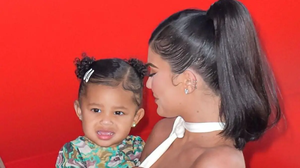 Kylie Jenner präsentiert ein ihrer Tochter gewidmetes Tattoo