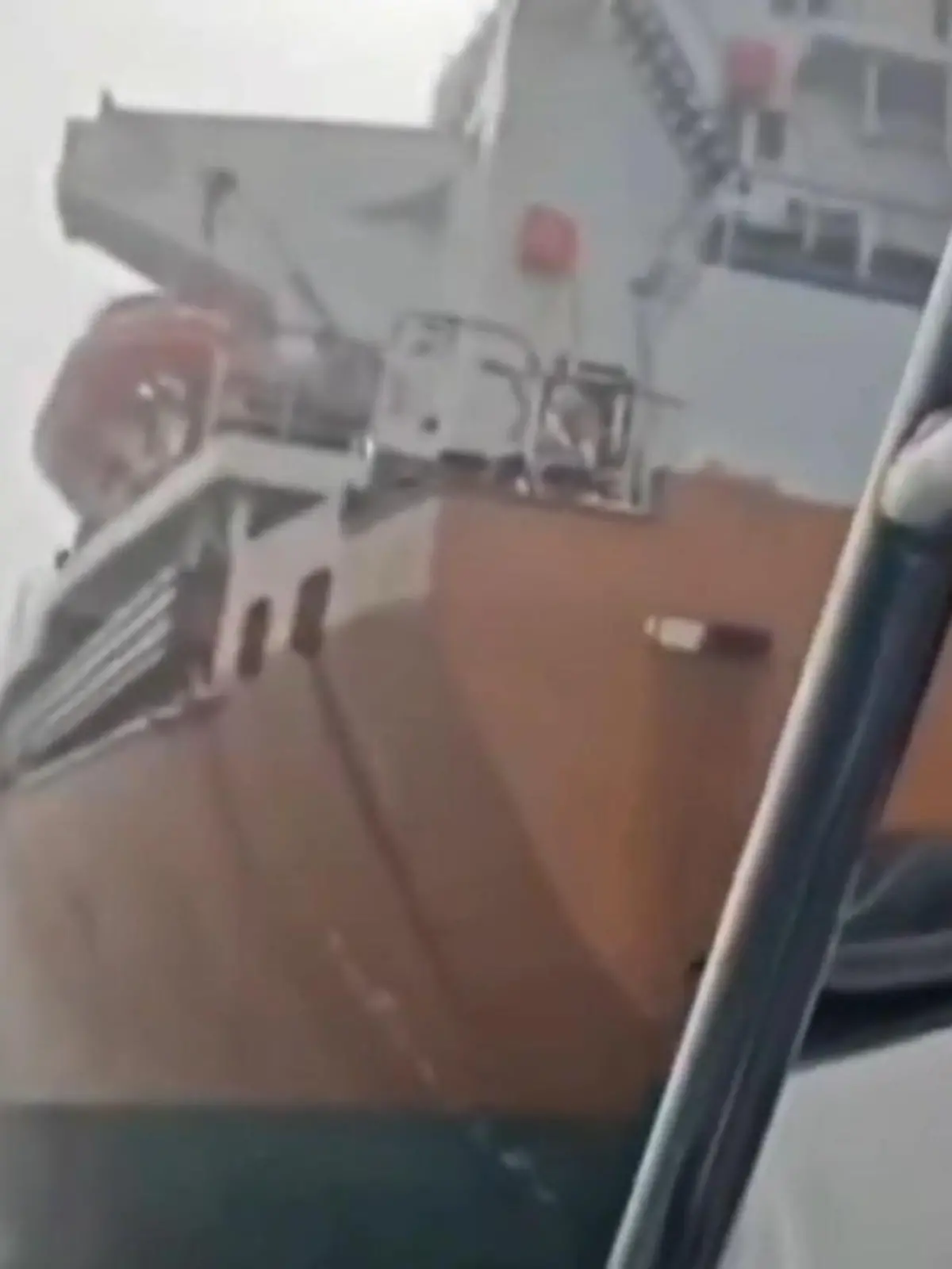 Bild zu: "Er kam aus dem Nebel! Tanker schleift Fischerboot mit"