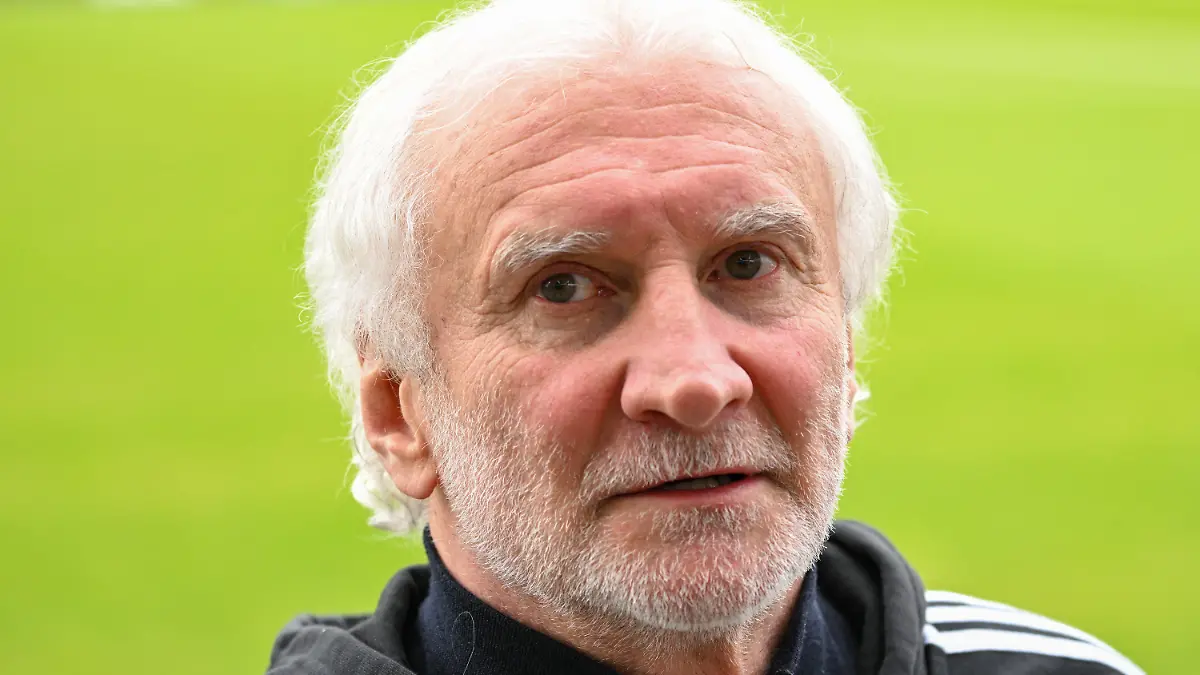 20.03.2023, Hessen, Frankfurt/Main: Fußball: Nationalmannschaft, vor den Länderspielen gegen Peru und Belgien, Öffentliches Training, Stadion am Brentanobad.
DFB-Sportdirektor Rudi Völler nimmt am Training teil. Foto: Arne Dedert/dpa - WICHTIGER HINWEIS: Gemäß den Vorgaben der DFL Deutsche Fußball Liga bzw. des DFB Deutscher Fußball-Bund ist es untersagt, in dem Stadion und/oder vom Spiel angefertigte Fotoaufnahmen in Form von Sequenzbildern und/oder videoähnlichen Fotostrecken zu verwerten bzw. verwerten zu lassen. +++ dpa-Bildfunk +++