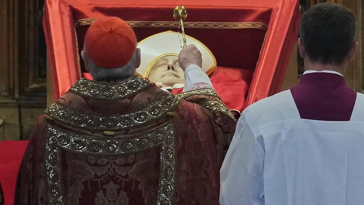 Papst Franziskus ist am Ostermontag (21. April 2025) gestorben und wird nun in einem offenen Sarg aufgebahrt. 