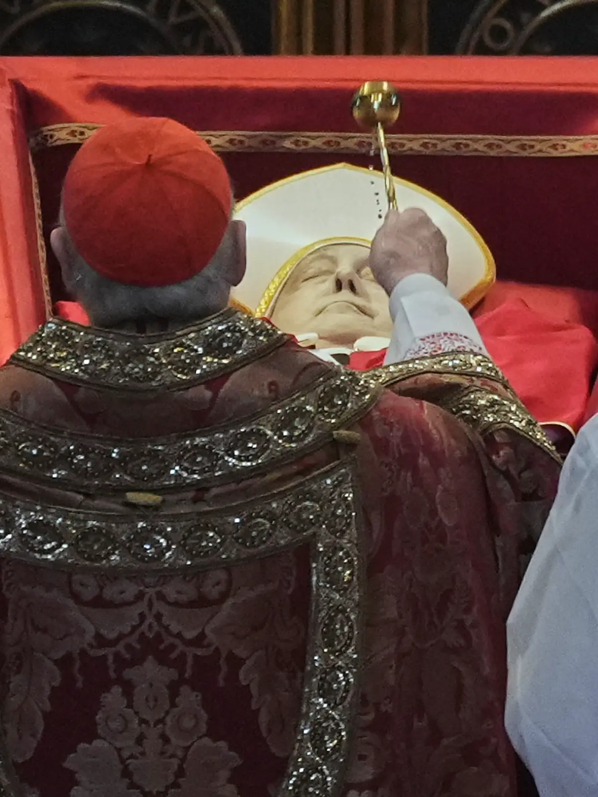 Papst Franziskus ist am Ostermontag (21. April 2025) gestorben und wird nun in einem offenen Sarg aufgebahrt. 