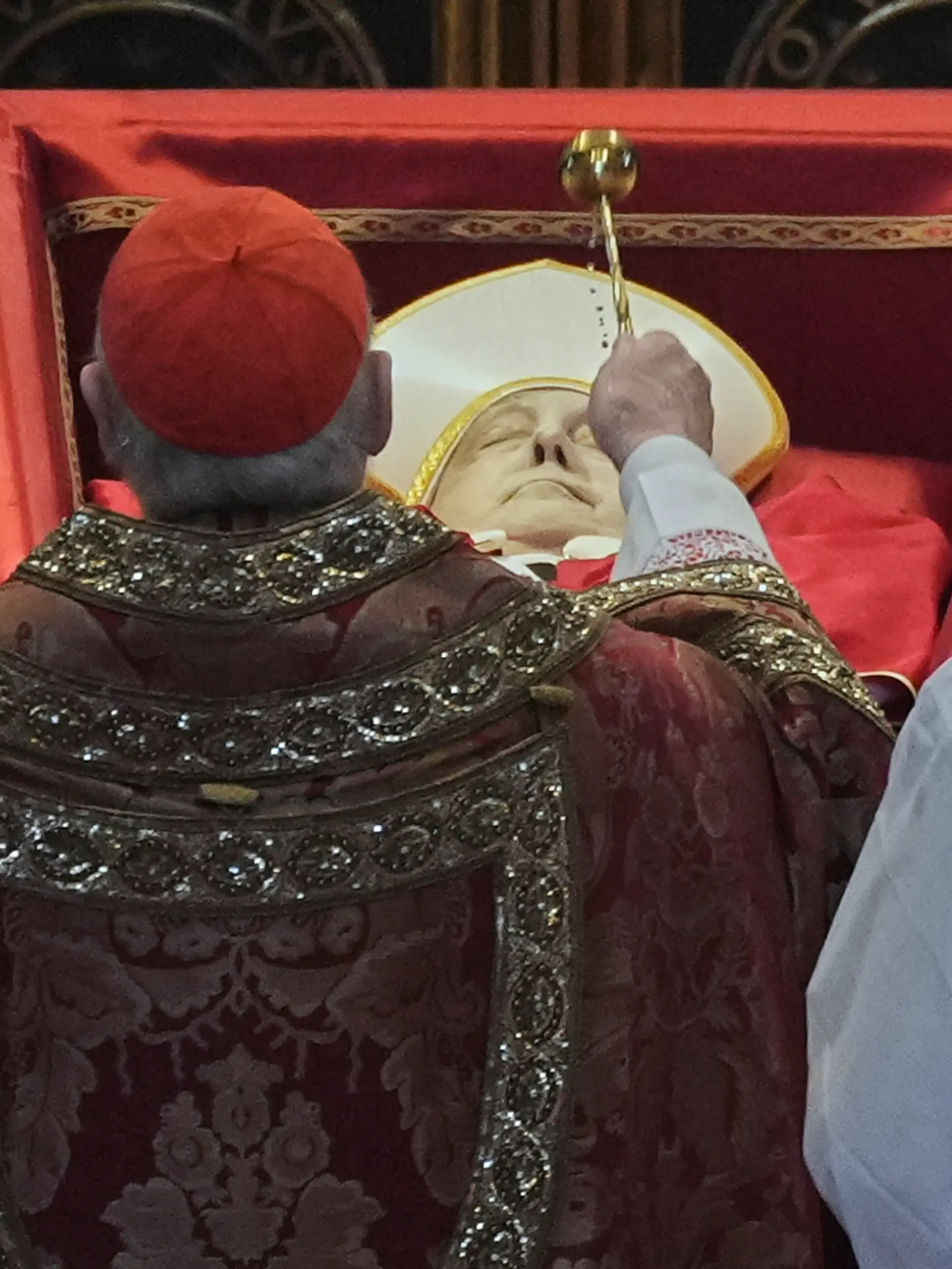 Papst Franziskus ist am Ostermontag (21. April 2025) gestorben und wird nun in einem offenen Sarg aufgebahrt.