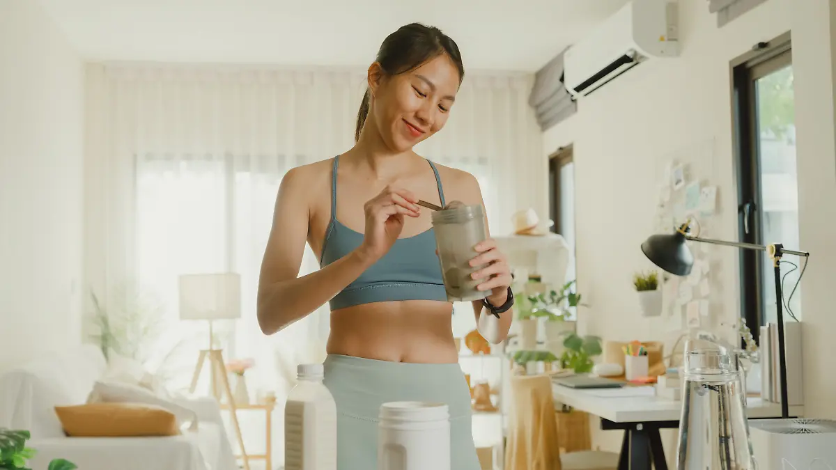 Frau mit Abnehmshake oder Proteinshake 
