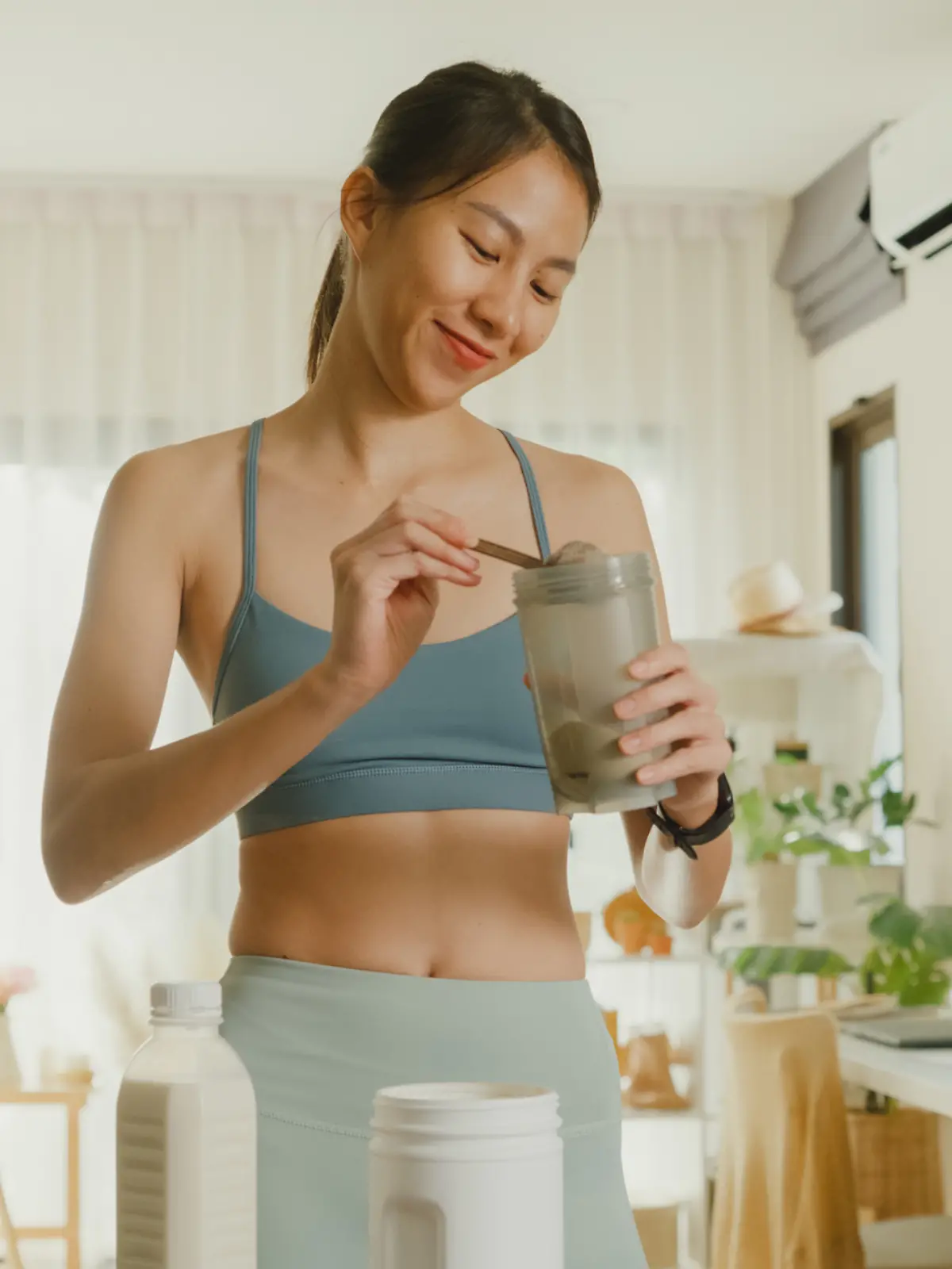 Frau mit Abnehmshake oder Proteinshake 