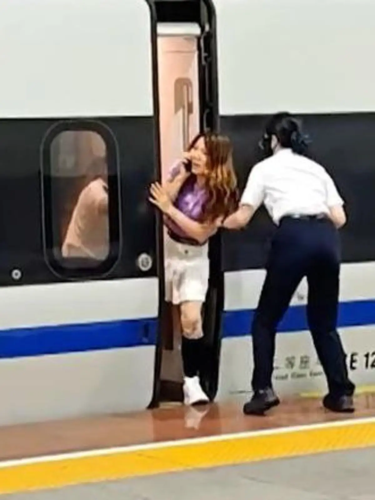 Frau hält Zugtür für Familie auf - dafür sitzt sie in Haft!