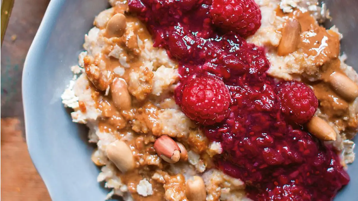 Die Peanut-Butter-and-Jelly-Bowl von Pamela Reif - beerig-cremige 490 Kalorien