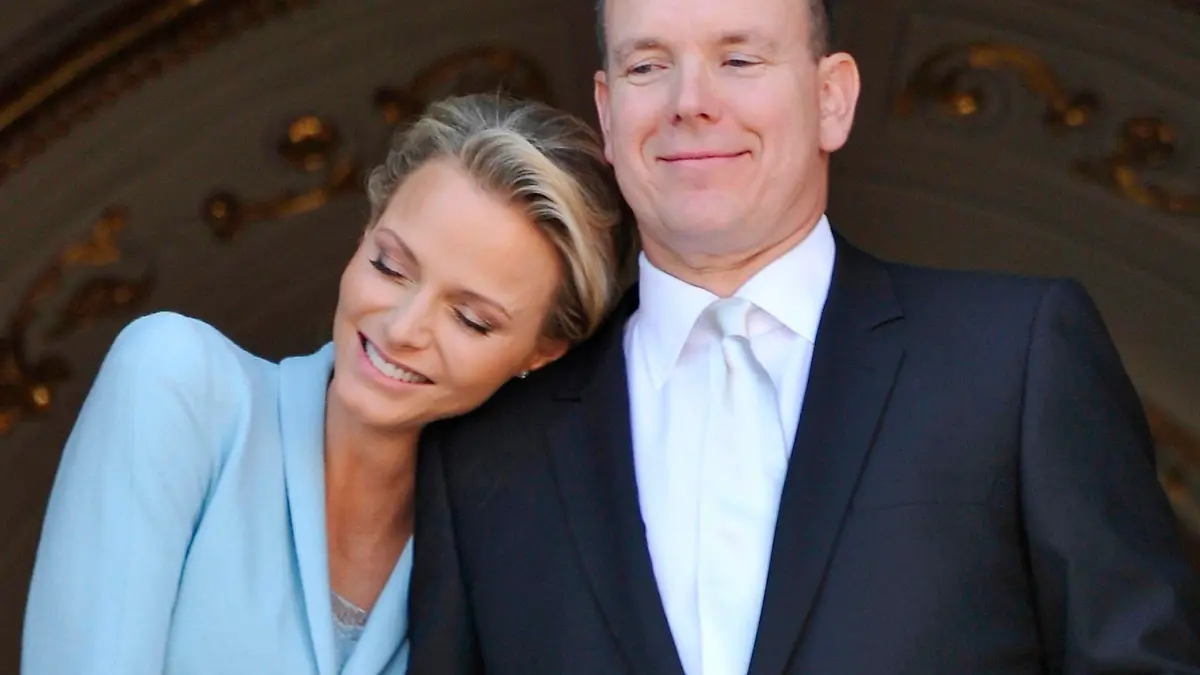 FILE - epa04232542 A file picture dated 01 July 2011 shows Prince Albert II of Monaco (R) being hugged by Princess Charlene (L) as they appear at one of the Princely Palace's balconies after their civil marriage ceremony, in Monaco. According to media reports on 30 May 2014, the couple is expecting their first child. EPA/BRUNO BEBERT / POOL ALTERNATIVE CROP (zu dpa "Monaco: Fürstin Charlène erwartet Zwillinge" vom 09.10.2014) +++(c) dpa - Bildfunk+++