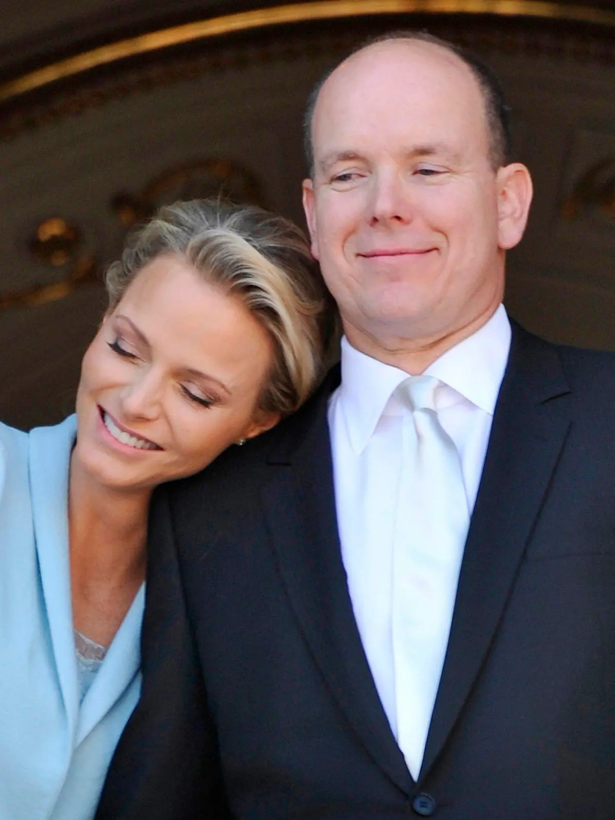 FILE - epa04232542 A file picture dated 01 July 2011 shows Prince Albert II of Monaco (R) being hugged by Princess Charlene (L) as they appear at one of the Princely Palace's balconies after their civil marriage ceremony, in Monaco. According to media reports on 30 May 2014, the couple is expecting their first child. EPA/BRUNO BEBERT / POOL ALTERNATIVE CROP (zu dpa "Monaco: Fürstin Charlène erwartet Zwillinge" vom 09.10.2014) +++(c) dpa - Bildfunk+++