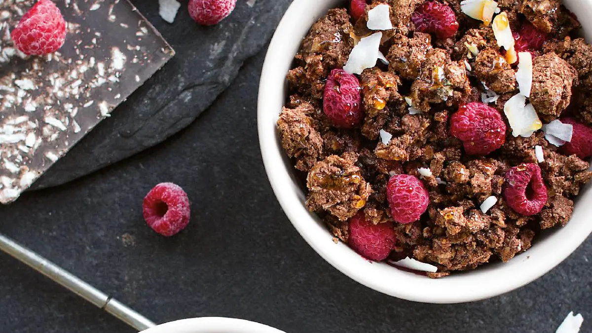 Pamela Reifs beerige Ofen-Bowl mit Schoko-Kokos-Crumble.