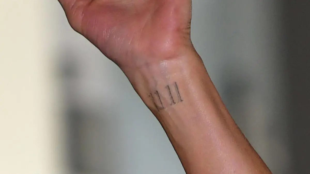 Fans fragen schon lange, was hinter dem „11 11 “-Tattoo von Jennifer Aniston steckt.