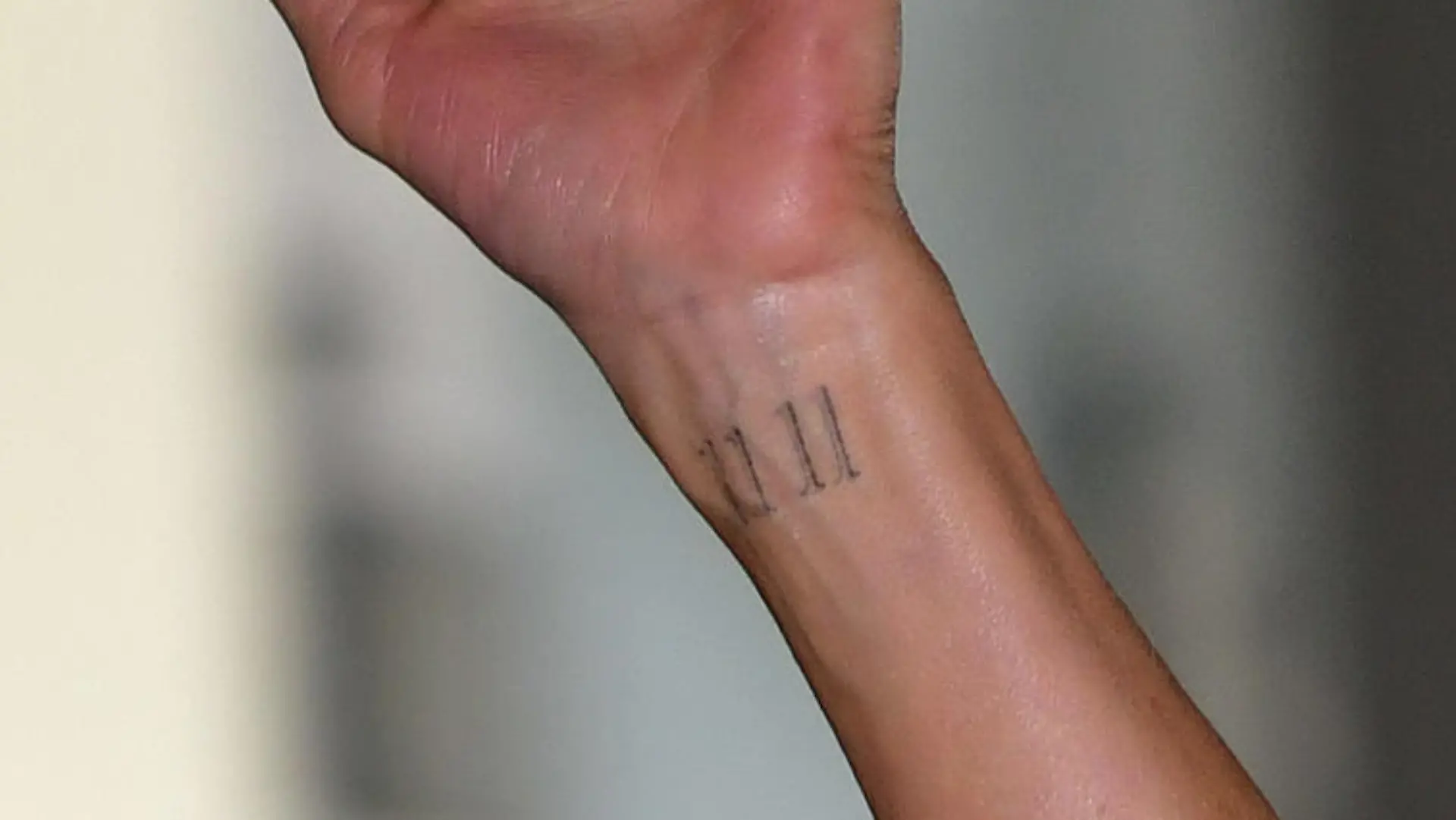 Fans fragen schon lange, was hinter dem „11 11 “-Tattoo von Jennifer Aniston steckt.