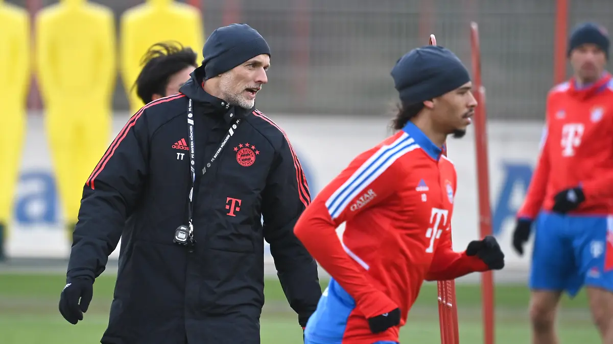 Trainer Thomas TUCHEL (Bayern Muenchen), mit Leroy SANE (Bayern Muenchen), Training FC Bayern Muenchen auf dem Trainingsgelaende an der Saebener Strasse am 28.03.2023. Fussball 1. Bundesliga,Saison 2022/2023. ?
