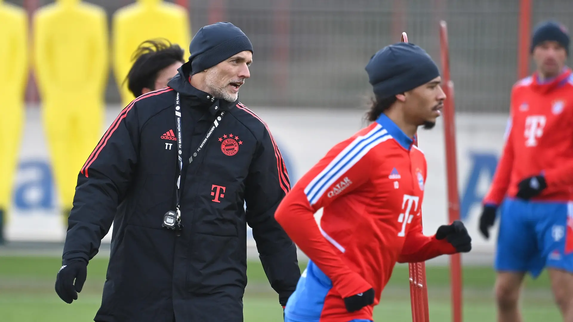 Trainer Thomas TUCHEL (Bayern Muenchen), mit Leroy SANE (Bayern Muenchen), Training FC Bayern Muenchen auf dem Trainingsgelaende an der Saebener Strasse am 28.03.2023. Fussball 1. Bundesliga,Saison 2022/2023. ?