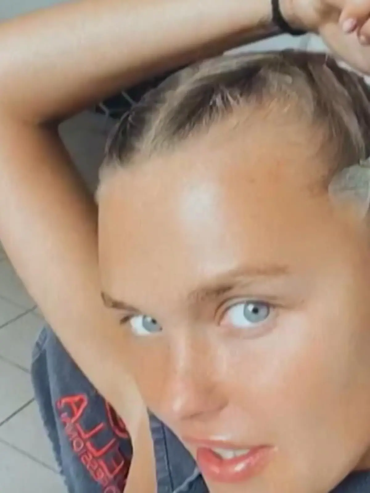 Bild zu: "Bonnie Strange taped sich die Augen"