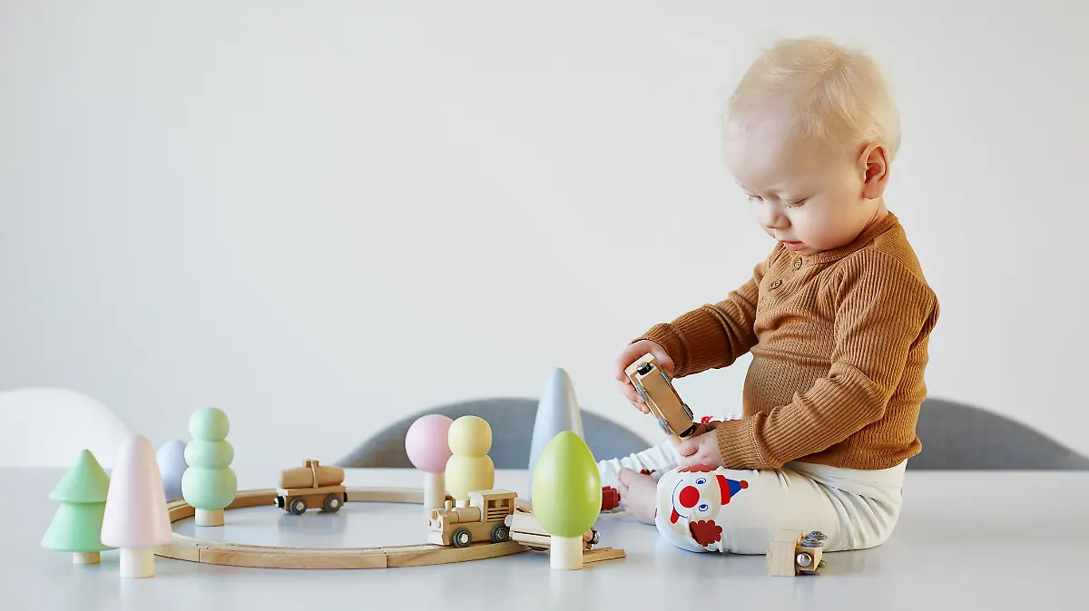 Baby mit Spielsachen