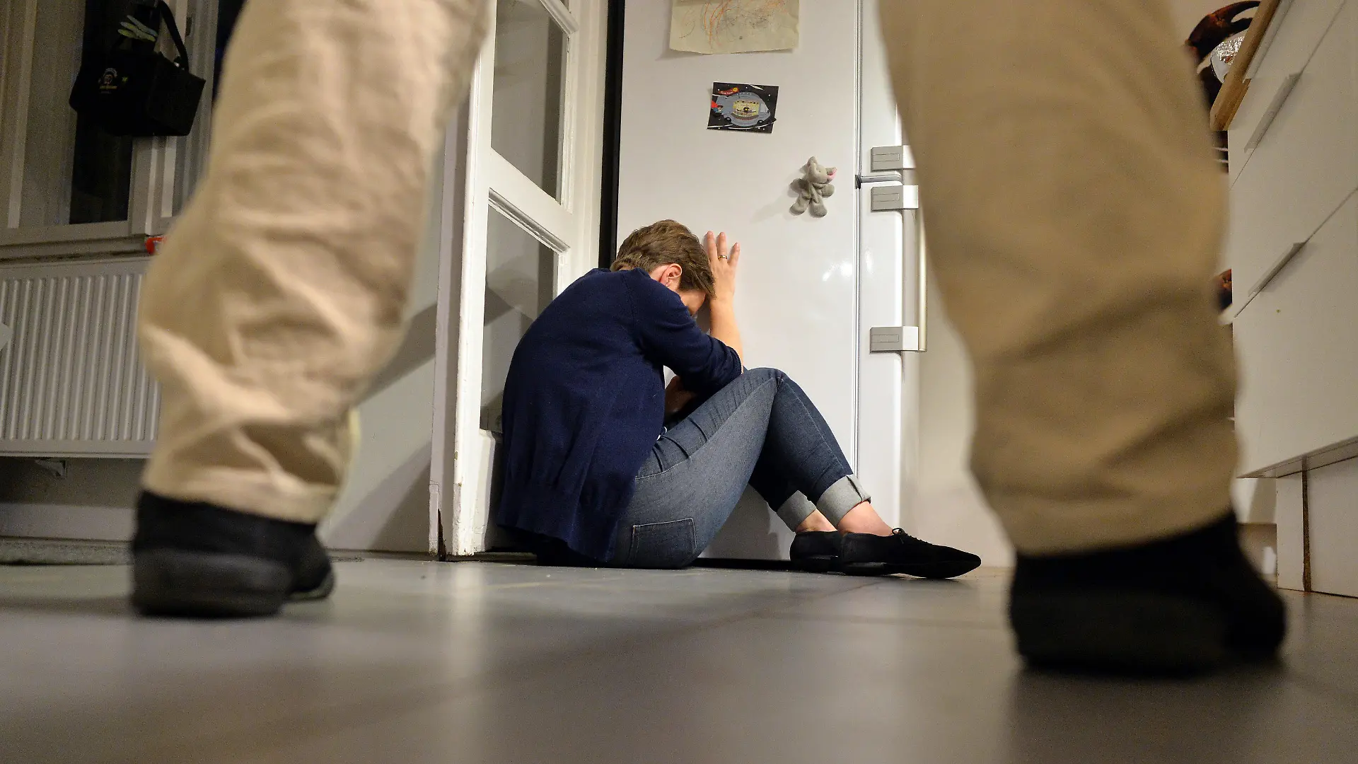 ARCHIV - ILLUSTRATION - Gestelltes Bild zum Thema häusliche Gewalt - Eine Frau versucht, sich am 07.06.2016 in Berlin vor der Gewalt eines Mannes zu schützen. (zu dpa «Beratung statt Ausrasten - Hilfen bei häuslicher Gewalt» vomm 17.10.2017) Foto: Maurizio Gambarini/dpa +++(c) dpa - Bildfunk+++
