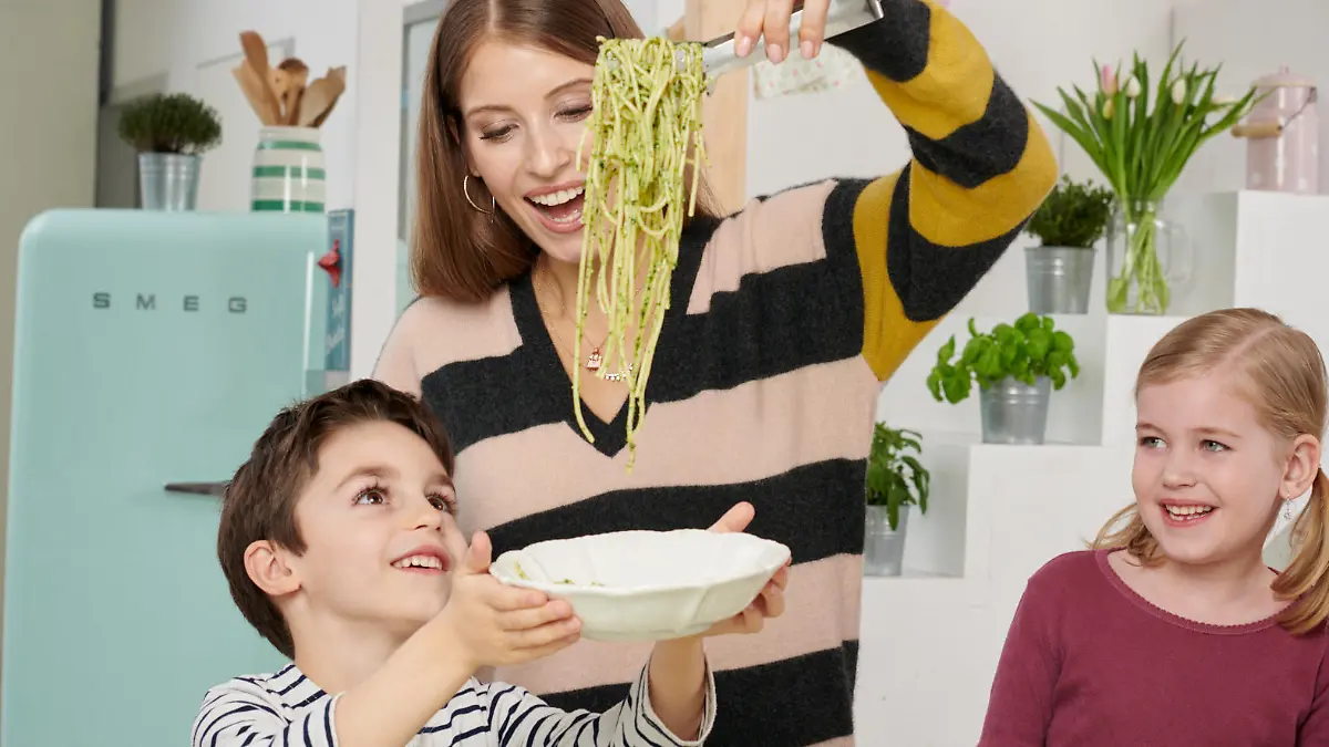 Cathy Hummels hat ein Kochbuch geschrieben - mit Rezepten für Kinder ganz ohne Industriezucker. Foto: © Coco Lang