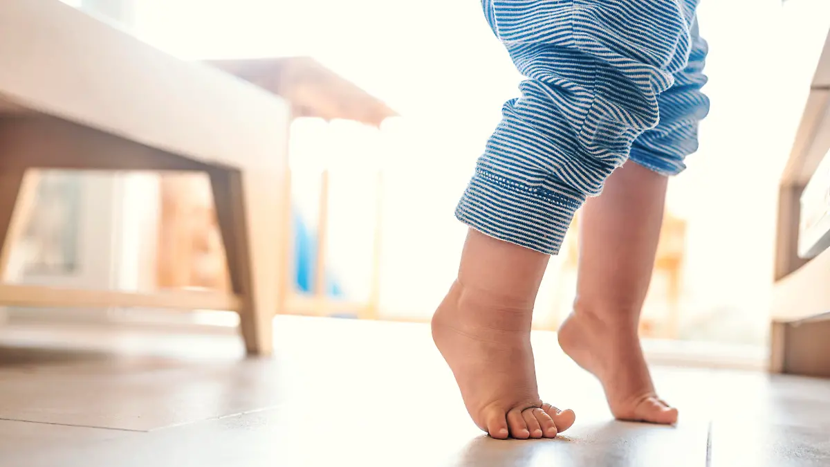 Baby tut seine ersten Schritte