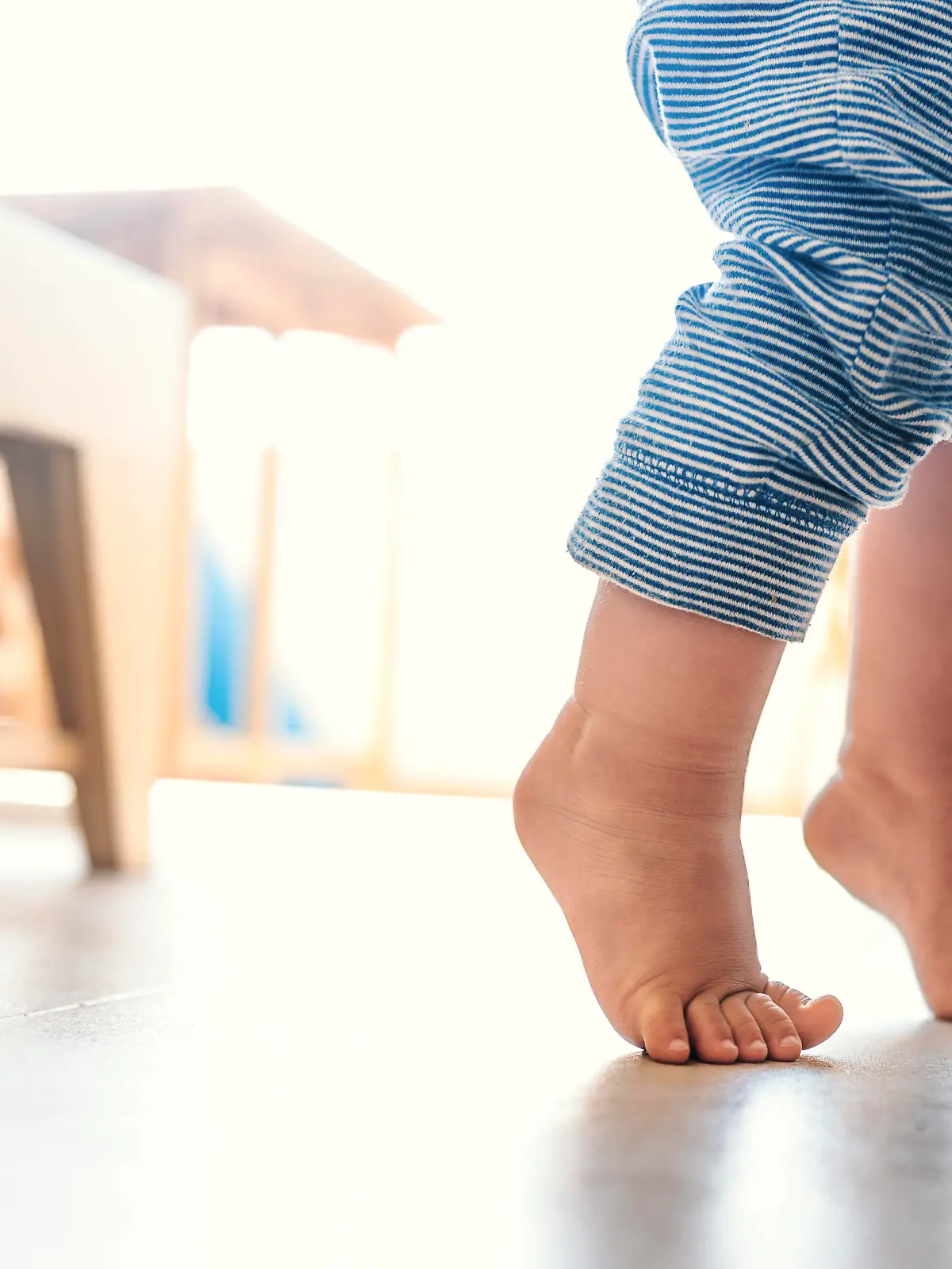 Baby tut seine ersten Schritte
