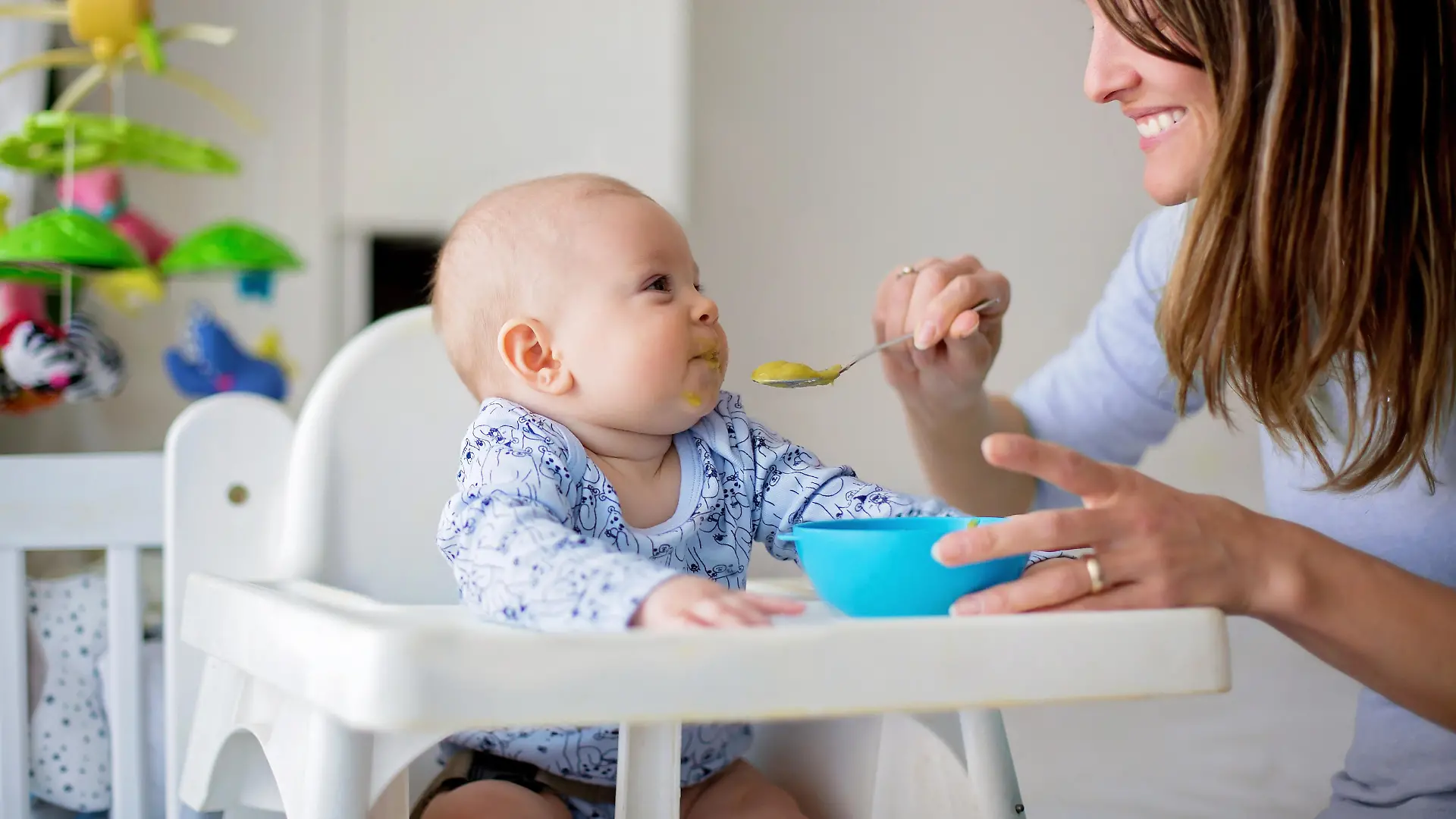 Mutter füttert ihr Baby