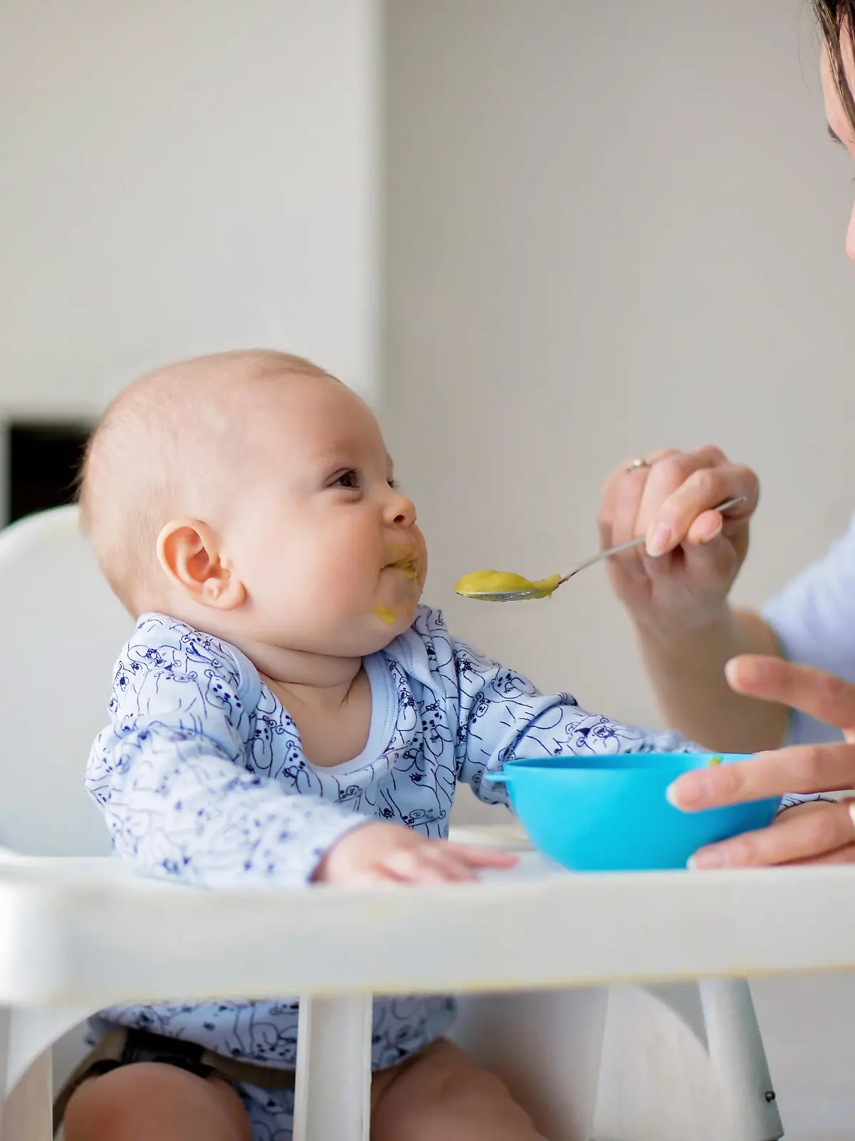 Mutter füttert ihr Baby
