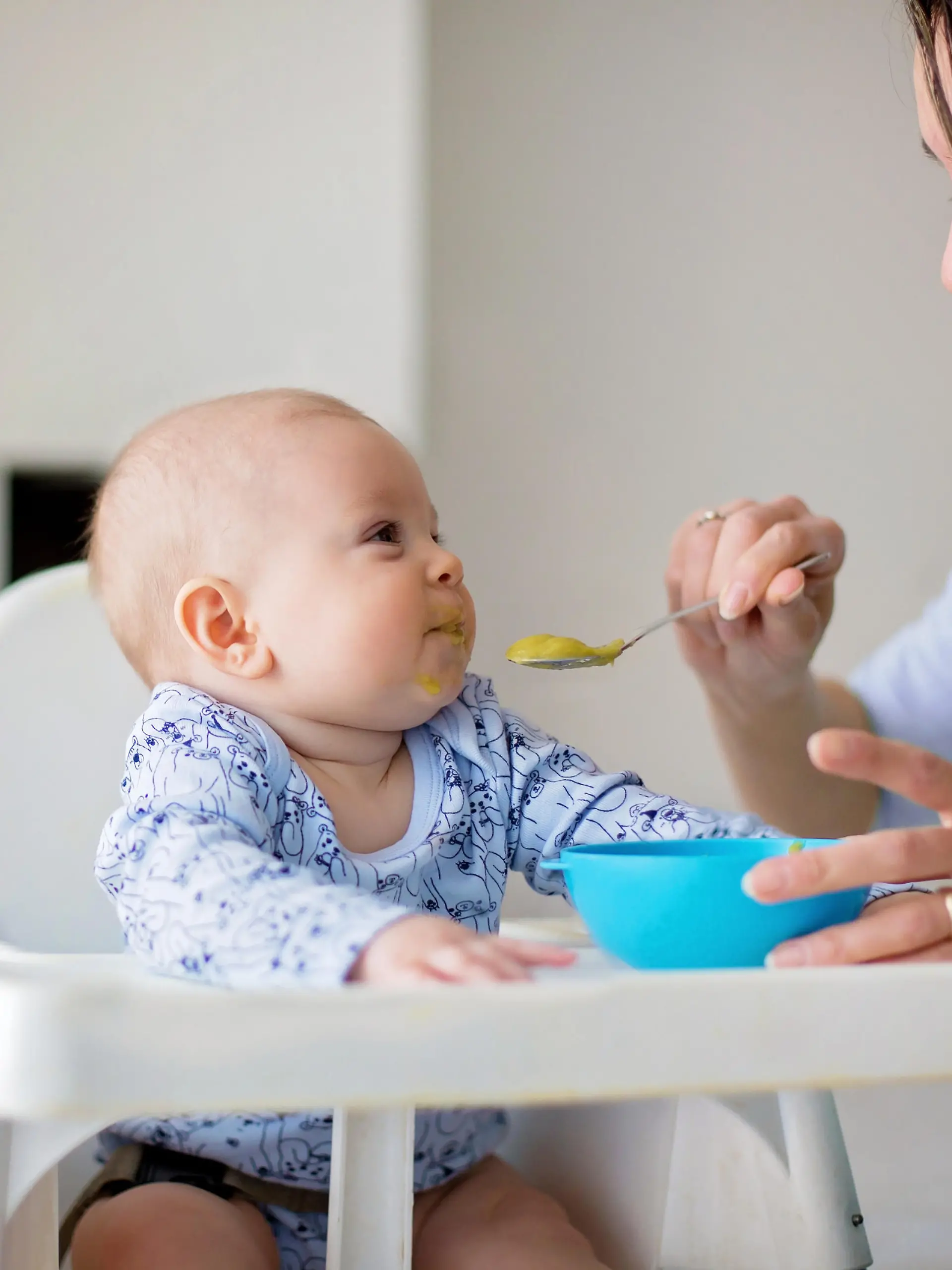 Mutter füttert ihr Baby