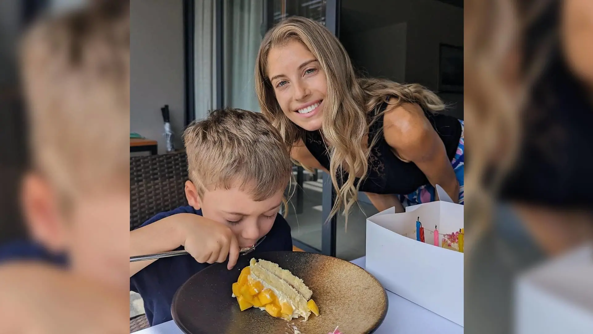 Cathy Hummels strahlt, während sich Ludwig seinen Geburtstagskuchen schmecken lässt.